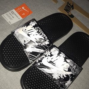 New Nike Sandal / Slides Floral Black Gray White 7
